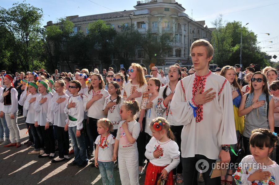 Прифронтовой Мариуполь надел вышиванки: фоторепортаж