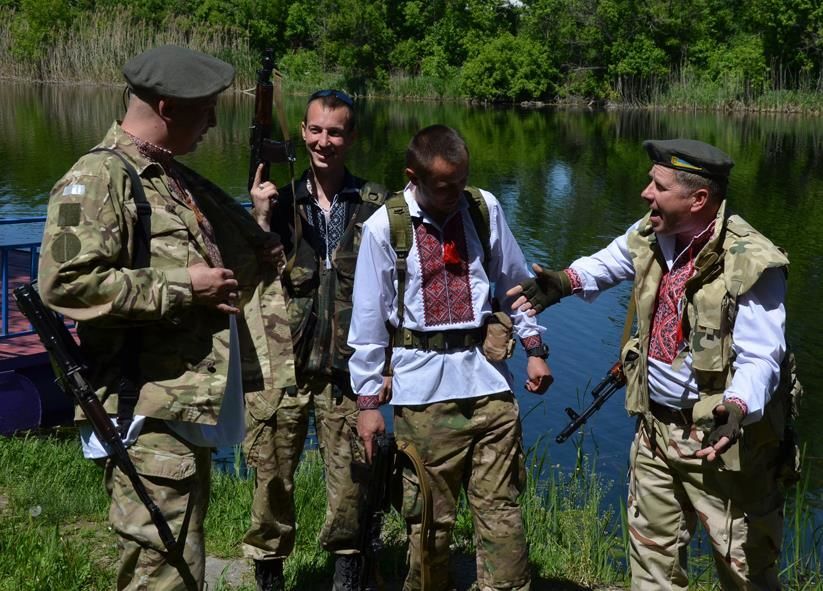 Бойцы АТО отметили День вышиванки на передовой: яркие фото героев