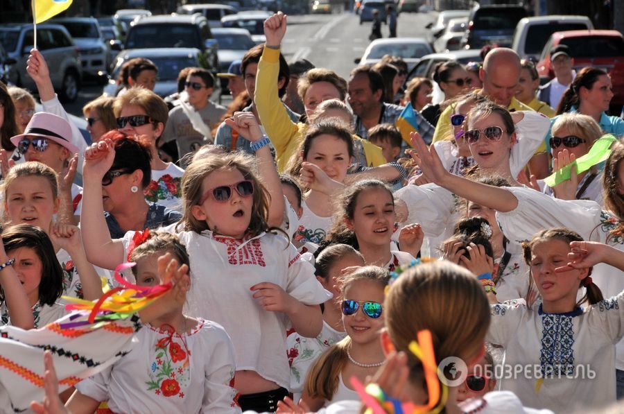 Прифронтовой Мариуполь надел вышиванки: фоторепортаж