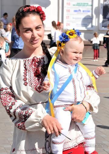 Прифронтовой Мариуполь надел вышиванки: фоторепортаж