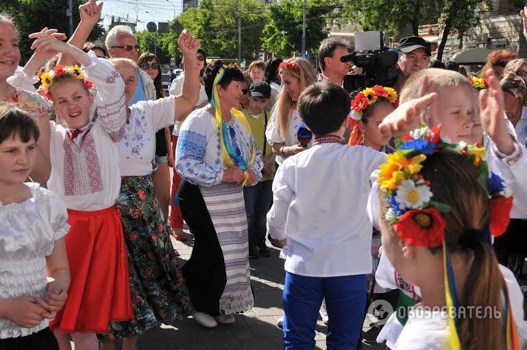 Прифронтовой Мариуполь надел вышиванки: фоторепортаж