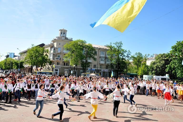 Прифронтовой Мариуполь надел вышиванки: фоторепортаж