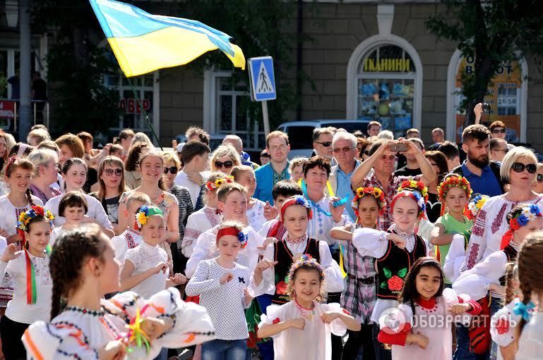 Прифронтовой Мариуполь надел вышиванки: фоторепортаж