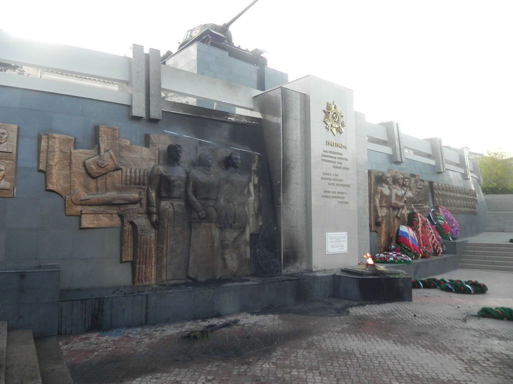 В России сожгли мемориал Победы. Фотофакт