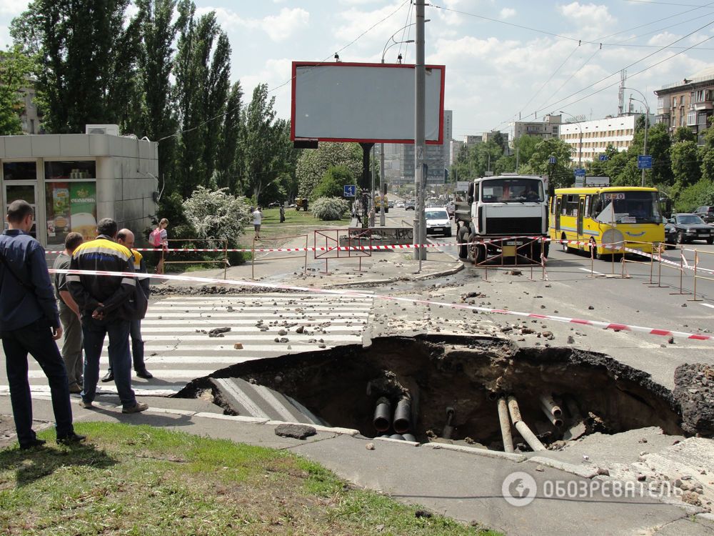 В Киеве часть улицы провалилась под землю: опубликованы фото и видео