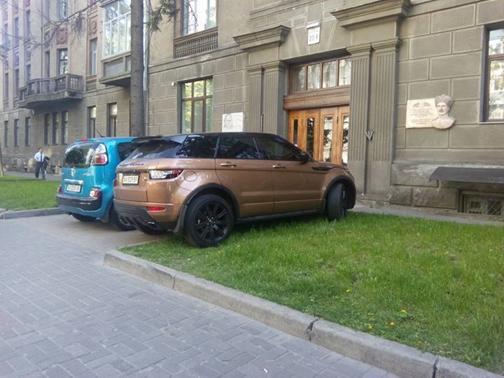 "Герой парковки" в центре Киева едва не запрыгнул в подъезд