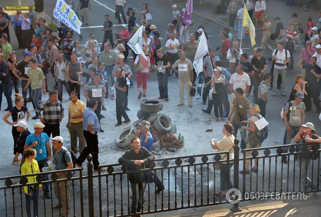 "Ми - валютні раби": сотні вкладників банків пікетують Раду