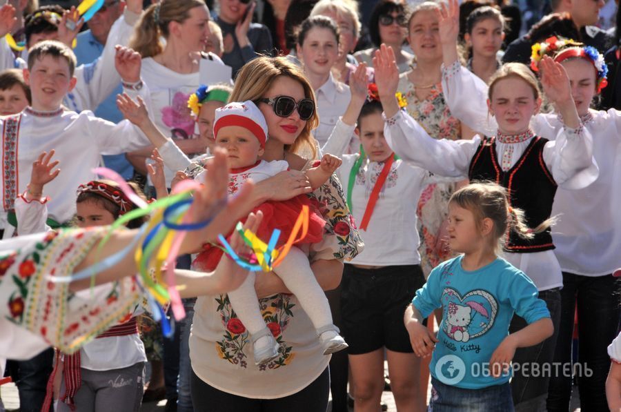 Прифронтовой Мариуполь надел вышиванки: фоторепортаж