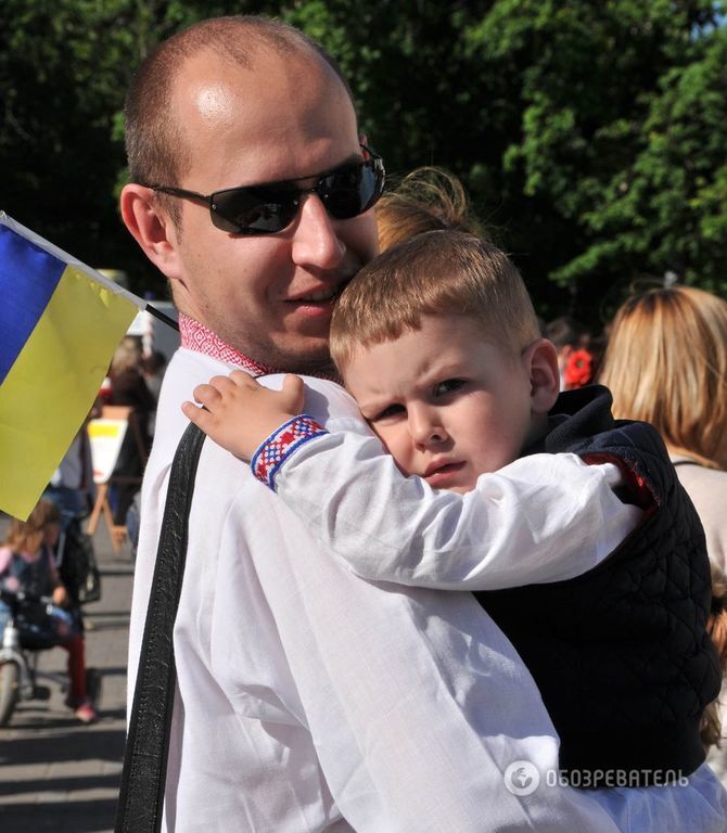 Прифронтовой Мариуполь надел вышиванки: фоторепортаж