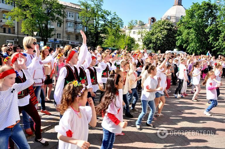 Прифронтовой Мариуполь надел вышиванки: фоторепортаж