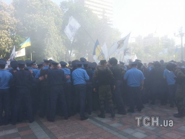 "Мы – валютные рабы": сотни вкладчиков банков пикетировали Раду