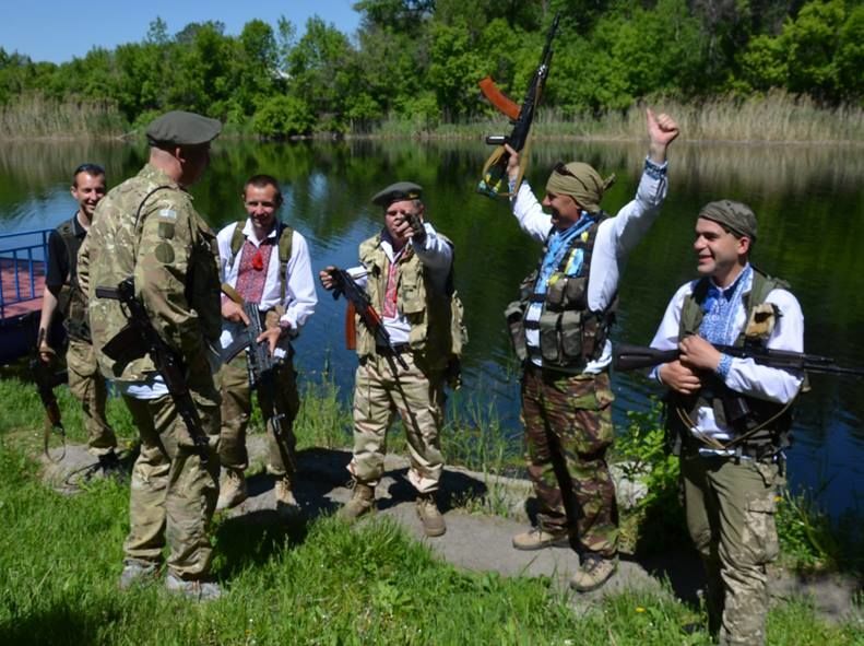 Бойцы АТО отметили День вышиванки на передовой: яркие фото героев