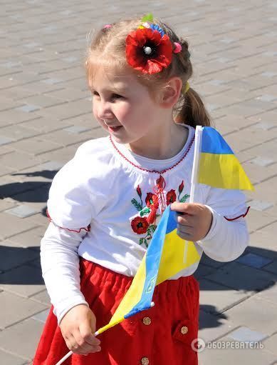 Прифронтовой Мариуполь надел вышиванки: фоторепортаж