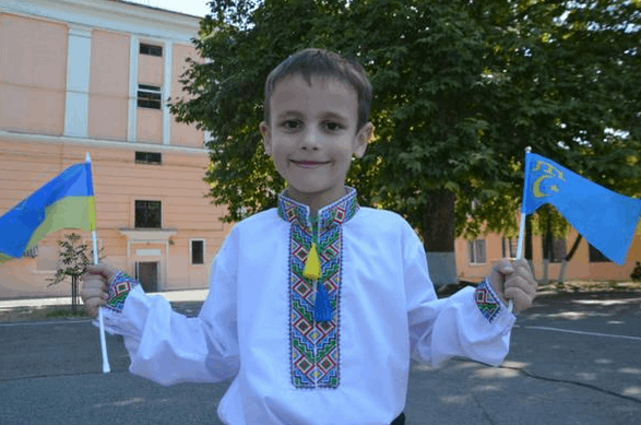 Оккупантам вопреки: крымчане надели украинские вышиванки – фотофакт