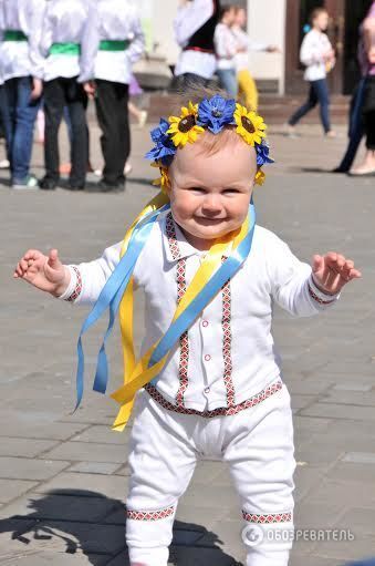 Прифронтовой Мариуполь надел вышиванки: фоторепортаж