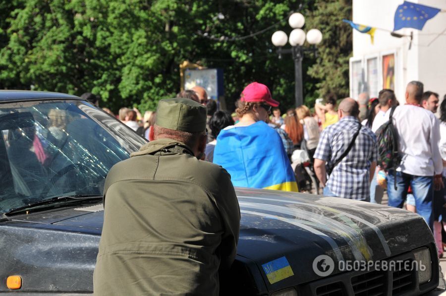 Прифронтовой Мариуполь надел вышиванки: фоторепортаж