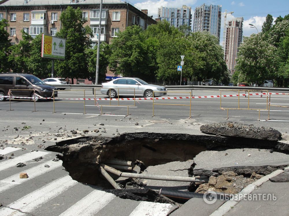 В Киеве часть улицы провалилась под землю: опубликованы фото и видео