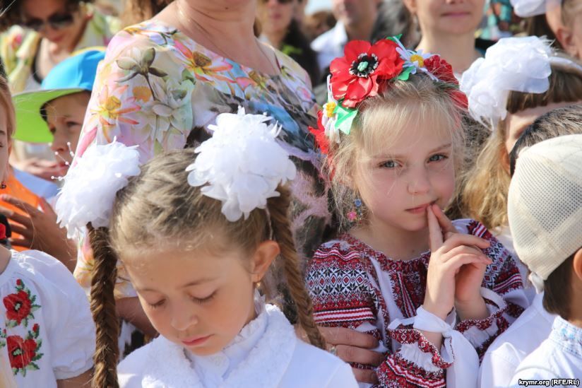 Учні гімназії в Сімферополі на "останній дзвоник" прийшли у вишиванках