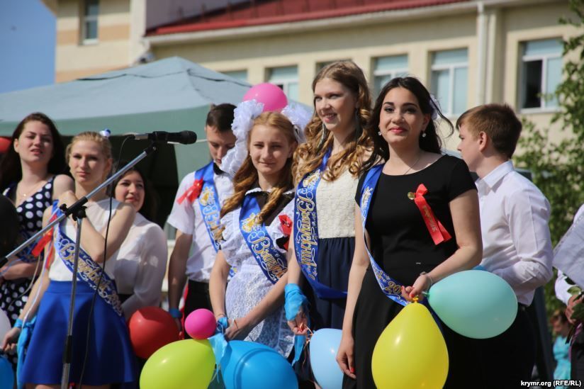 Ученики гимназии в Симферополе на "последний звонок" пришли в вышиванках