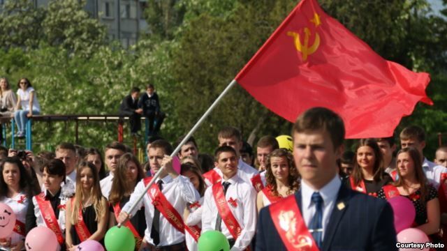 В Крыму последний звонок в школе прошел под флагом СССР. Фотофакт