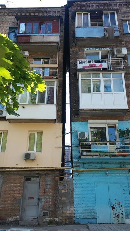 У Києві з'явилася своя "Пізанська вежа". Фотофакт