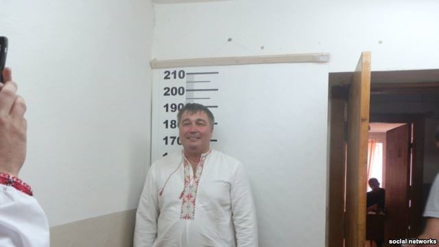 Задержанные в Крыму активисты устроили в РОВД фотосессию в вышиванках