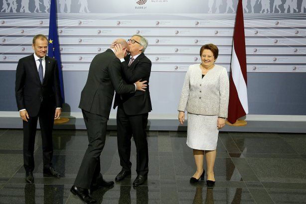 На саммите в Риге Юнкер обцеловывал и дергал лидеров Европы за галстуки: опубликованы фото