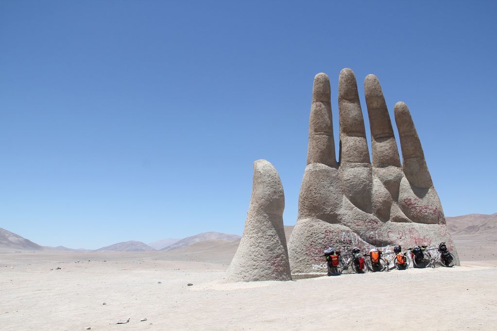 Гигантская рука "беспомощного человека" посреди пустыни Атакама