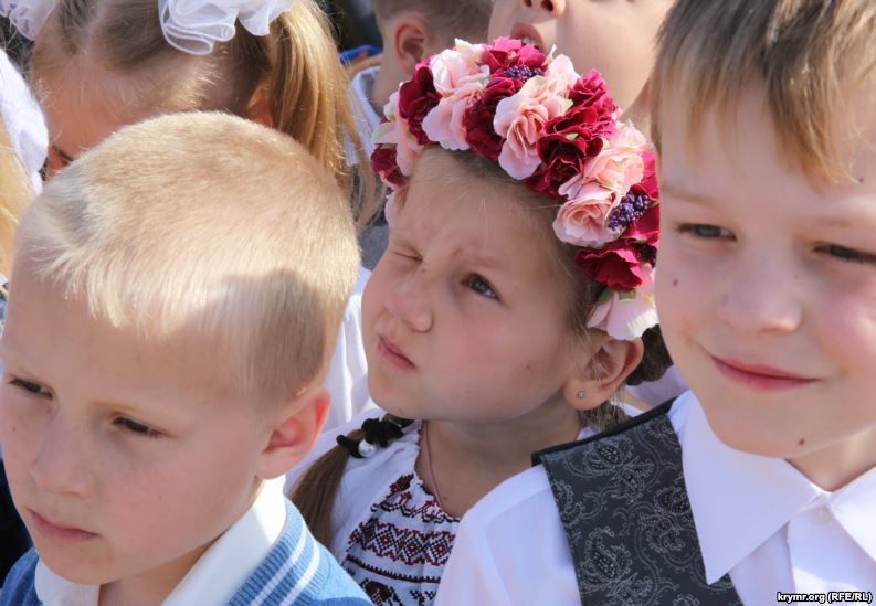Ученики гимназии в Симферополе на "последний звонок" пришли в вышиванках