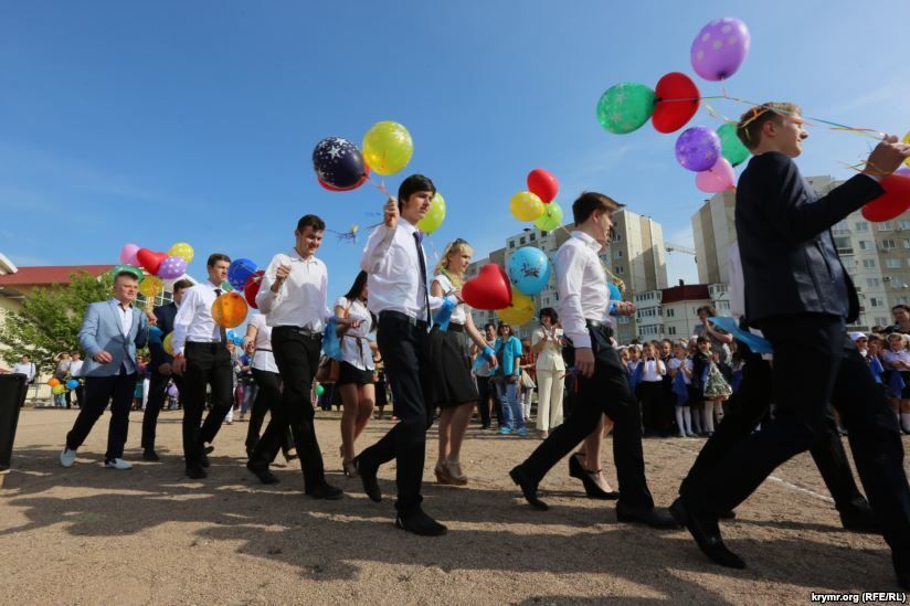 Учні гімназії в Сімферополі на "останній дзвоник" прийшли у вишиванках