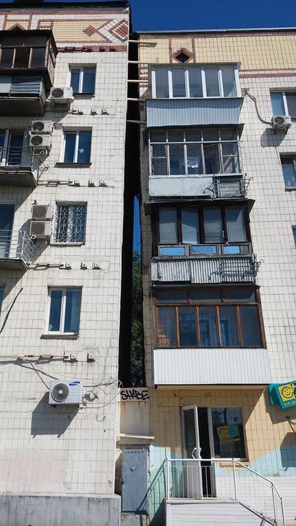 У Києві з'явилася своя "Пізанська вежа". Фотофакт