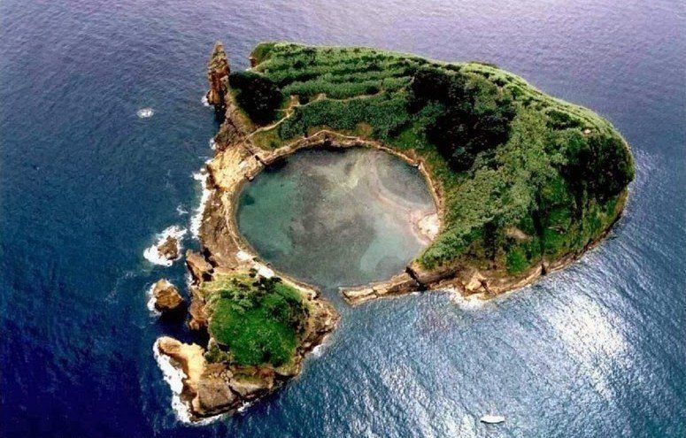 Потрясающий остров Вила-Франка-ду-Кампу посреди океана