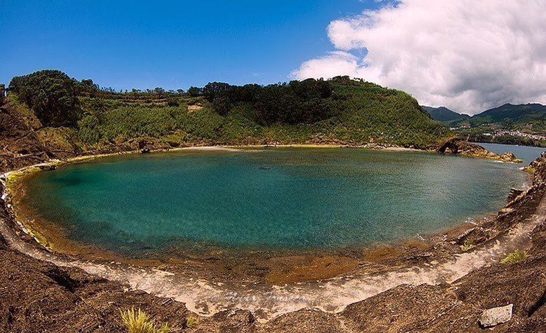 Потрясающий остров Вила-Франка-ду-Кампу посреди океана