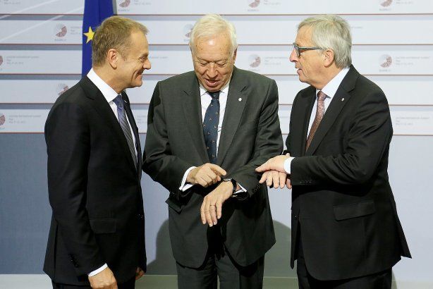 На саміті в Ризі Юнкер обціловував і смикав лідерів Європи за краватки: опубліковані фото