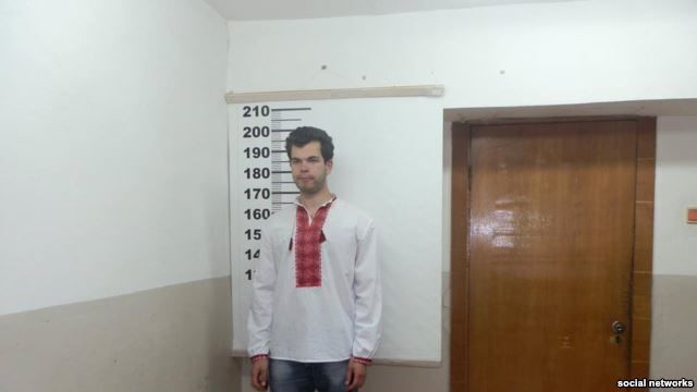 Задержанные в Крыму активисты устроили в РОВД фотосессию в вышиванках