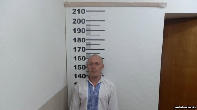 Задержанные в Крыму активисты устроили в РОВД фотосессию в вышиванках