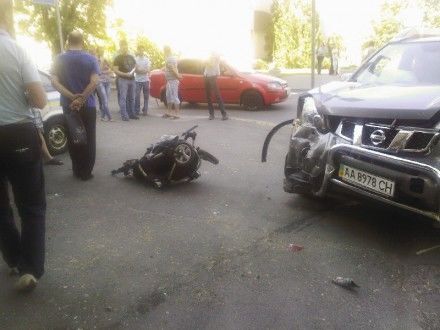 В Киеве иномарка сбила пару с коляской: 7-месячный ребенок в реанимации