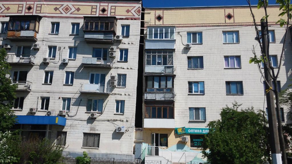 У Києві з'явилася своя "Пізанська вежа". Фотофакт