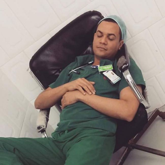 Медики всего мира устроили массовый флешмоб в поддержку заснувшего на дежурстве коллеги