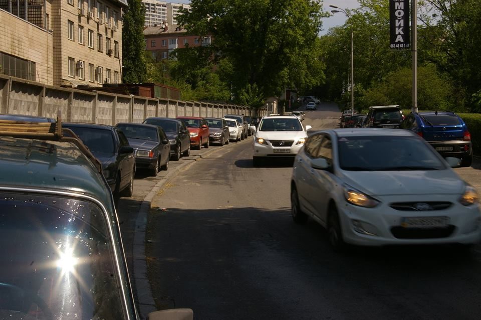 В Киеве автомобили отжали у пешеходов тротуар: фотофакт
