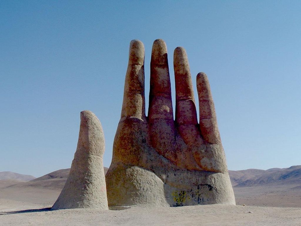 Гигантская рука "беспомощного человека" посреди пустыни Атакама
