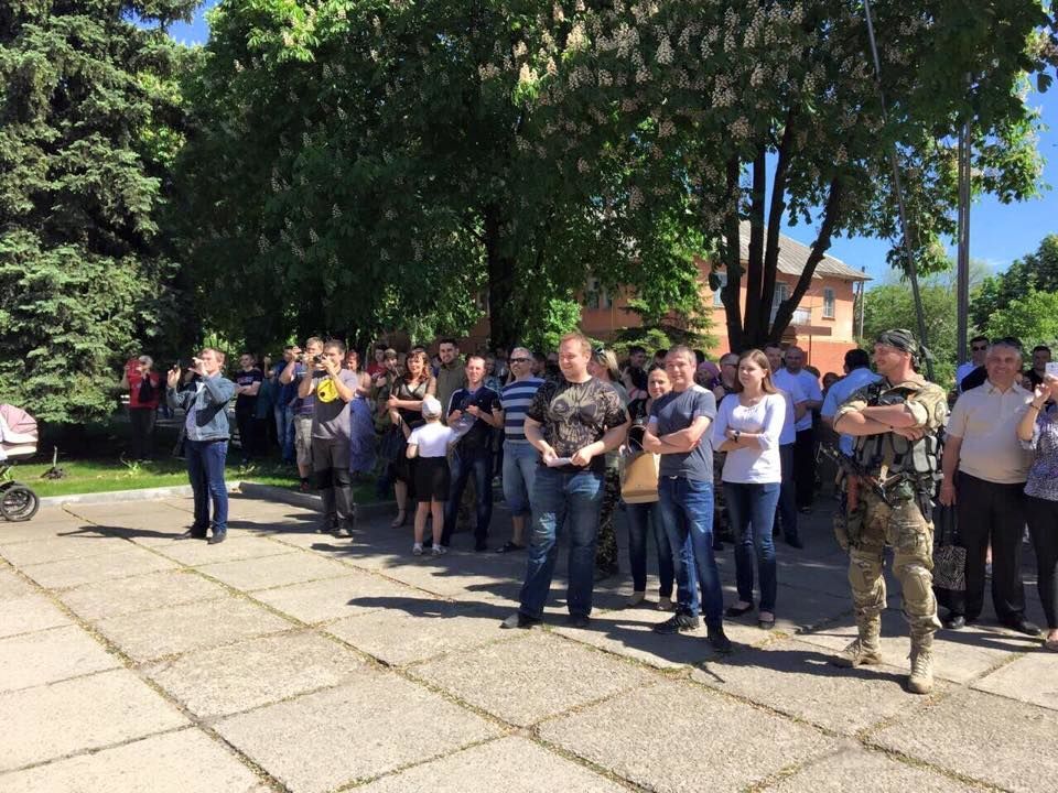Бійці "Київ-1" в Курахово без насильства і тиску розібралися з Леніним: опубліковані фото