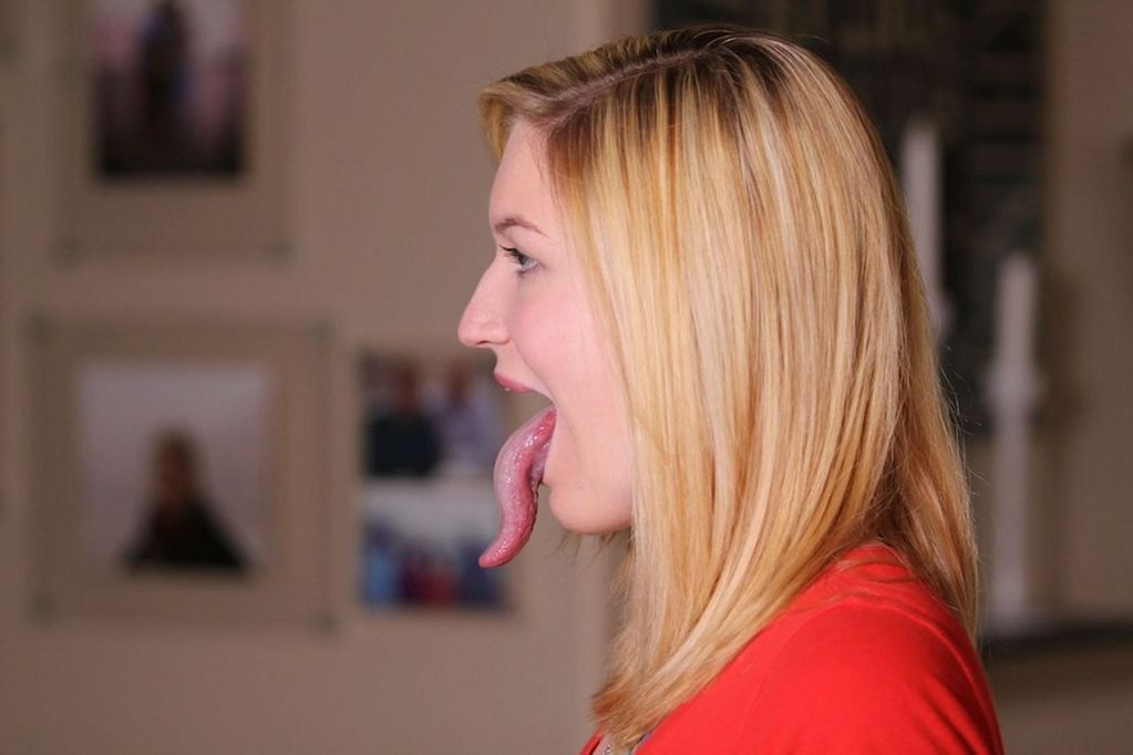 Молодая девушка достала языком до своего глаза: фотофакт