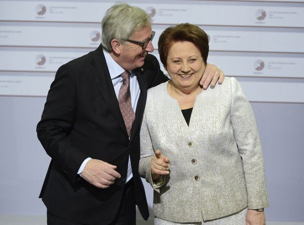 На саміті в Ризі Юнкер обціловував і смикав лідерів Європи за краватки: опубліковані фото