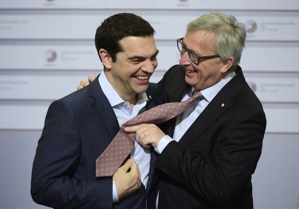 На саммите в Риге Юнкер обцеловывал и дергал лидеров Европы за галстуки: опубликованы фото