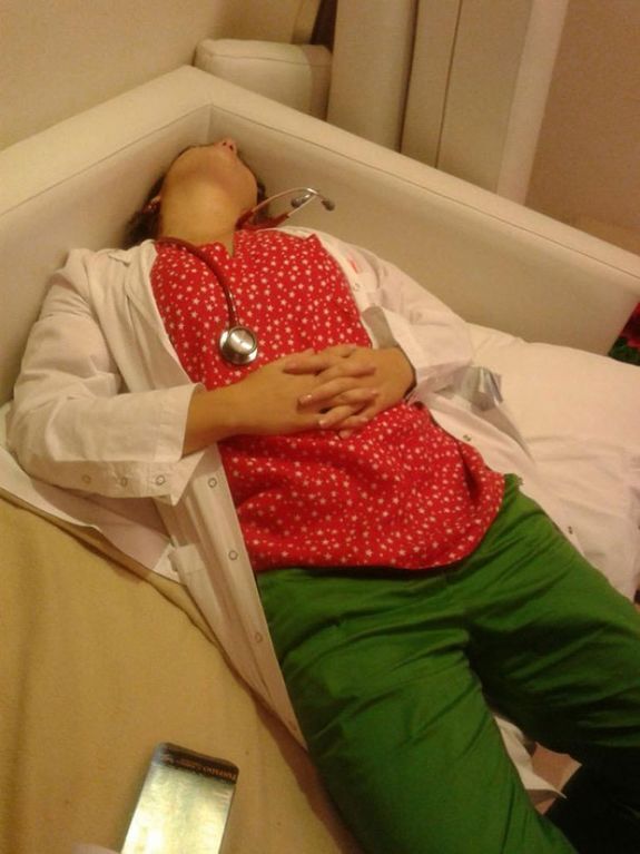 Медики всего мира устроили массовый флешмоб в поддержку заснувшего на дежурстве коллеги