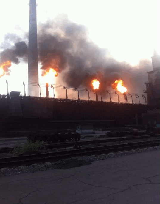 В Авдеевке пылает завод Ахметова: фото с места событий