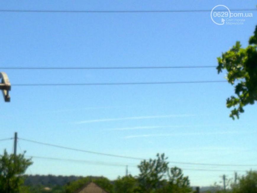 В небе над Мариуполем засняли следы от четырех неизвестных самолетов: фотофакт