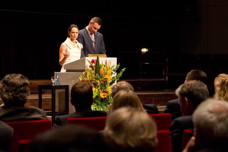 Жена Кличко "взорвала" немецкую публику украинской песней: фото и видео с вручения премии