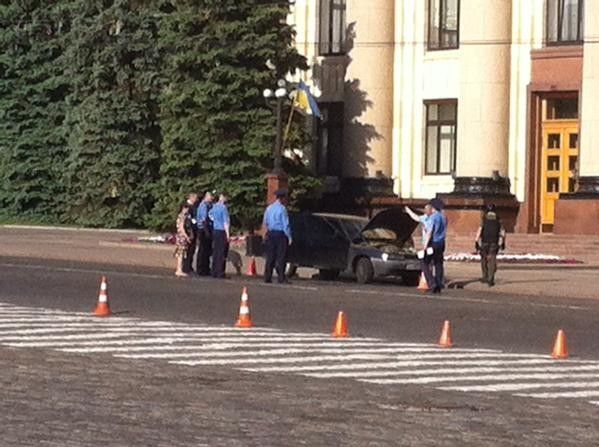 Авто с донецкими номерами устроило переполох в центре Харькова: фото с места событий